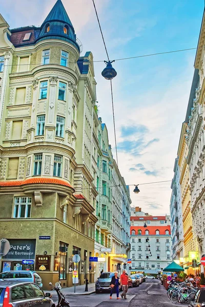 Люди, прогуливающиеся по Римергассе в Вене — стоковое фото