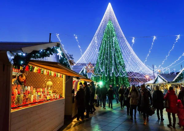 La gente se divierte en el mercado de Navidad por la noche Vilnius —  Fotos de Stock