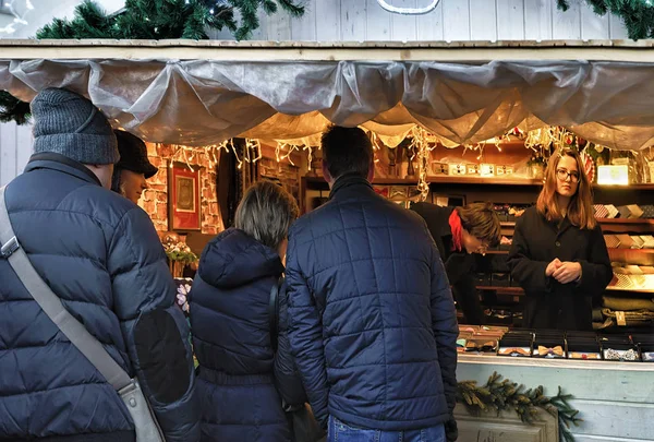 Lidé u přepážky na vánoční trh ve Vilniusu Cathedral Square — Stock fotografie