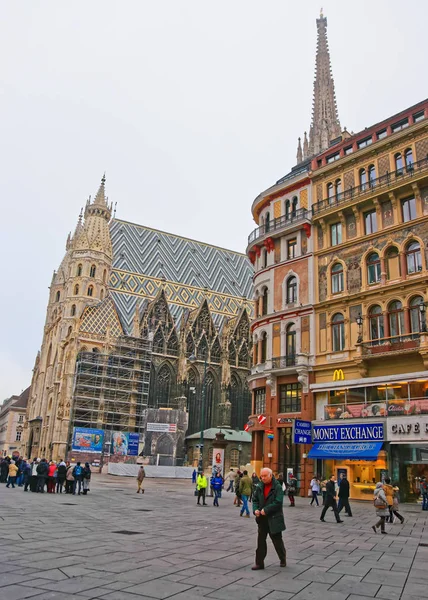 People at St Stephen Cathedral in Stephansplatz in Vienna — Stock Photo, Image