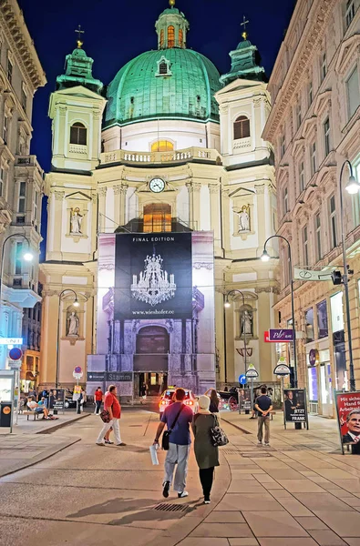 Gente en la iglesia de San Pedro por la noche Viena — Foto de Stock