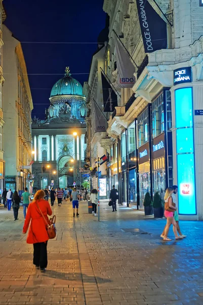 Люди в Михайловском крыле Хофбурга ночью в Вене — стоковое фото