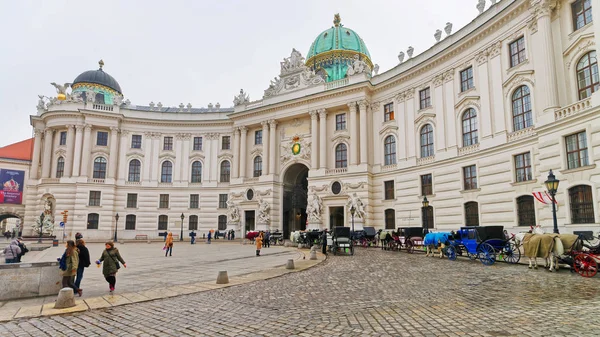 Personas en el St Michael Wing del Palacio de Hofburg en Viena — Foto de Stock