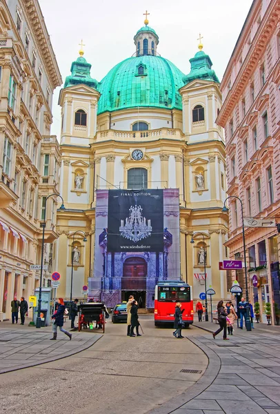 People at Saint Peter church in city center of Vienna — Stock Photo, Image