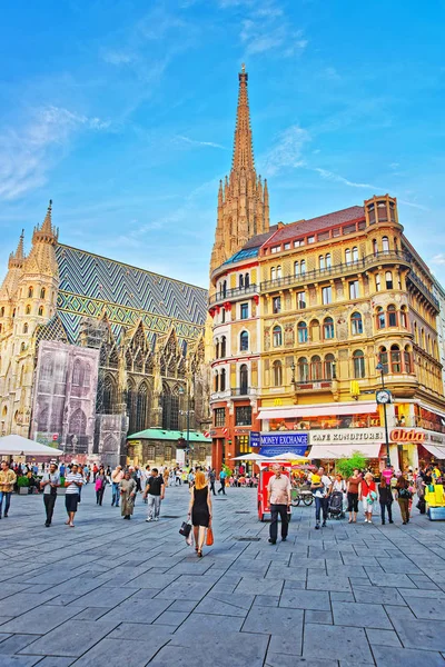 Lidé a katedrály Saint Stephen na Stephansplatz Vídeň — Stock fotografie