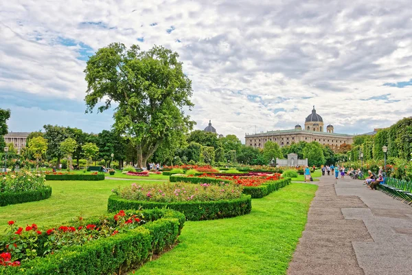 人们在维也纳霍夫堡宫花园 — 图库照片