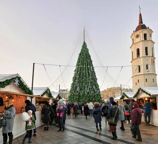 Mercado de personas y Navidad en la Plaza de la Catedral de Vilna —  Fotos de Stock
