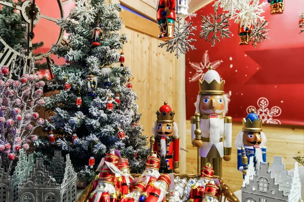 Щелкунчики и рождественские украшения на Вильнюсском Рождественском базаре — стоковое фото