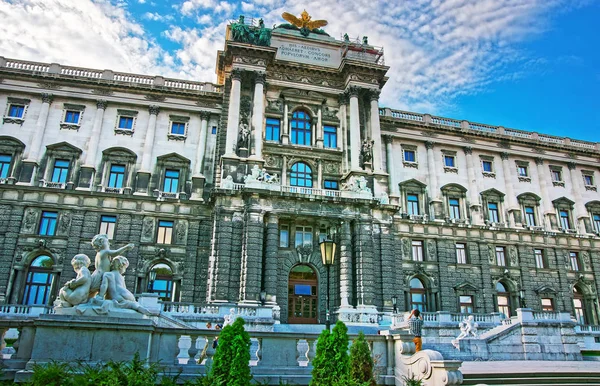 Národní knihovna v paláci Hofburg ve Vídni s lidmi — Stock fotografie