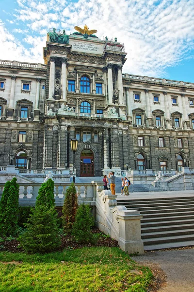 Національна бібліотека з палацу Хофбург у Відні та туристів — стокове фото