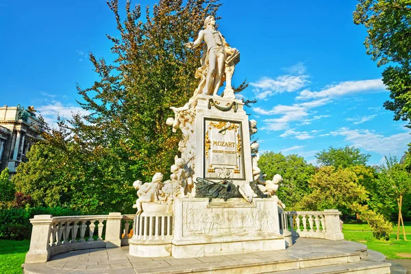 Статуя Моцарта в парке Бурггартен в Вене — стоковое фото