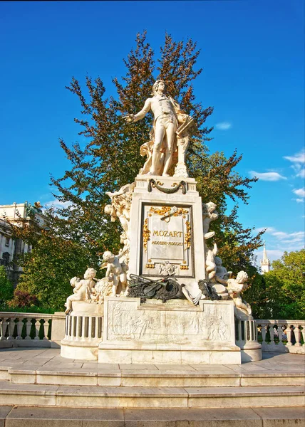 Скульптура Моцарта в парке Бурггартен в Вене — стоковое фото