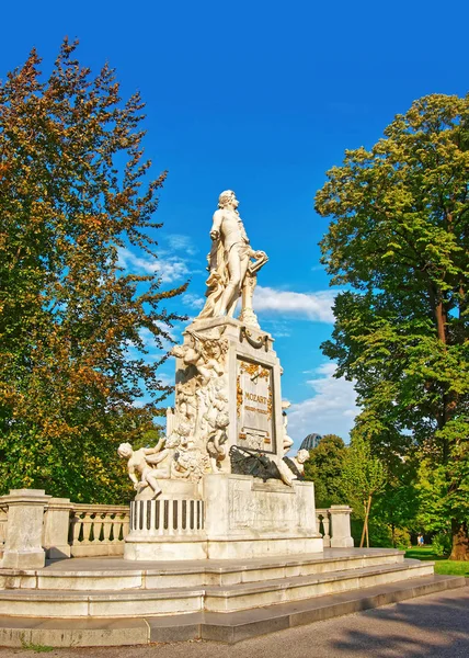 Моцарт скульптури в парк Віденський Burggarten — стокове фото