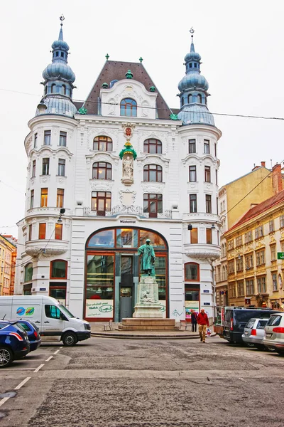Статуя Йоханнеса Гутенберга в старий центр Відень — стокове фото