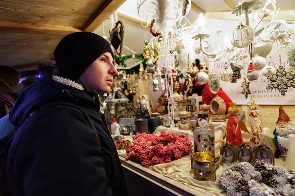 Homem no balcão no mercado de Natal na Praça da Catedral Vilnius — Fotografia de Stock