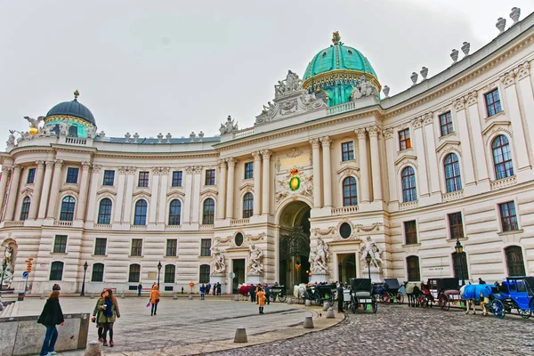 Фіакр в St Майкл крилі палацу Хофбург у Відні — стокове фото