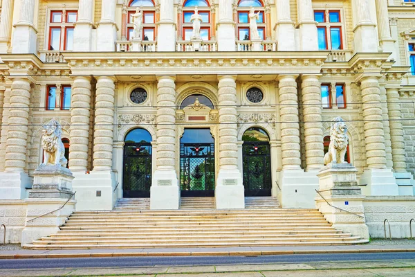 Wejście z klatki schodowej w Pałac Sprawiedliwości w Wiedniu — Zdjęcie stockowe