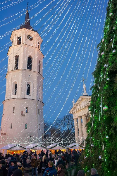 Árbol de Navidad y bazar de Navidad Vilna Adviento en Lituania por la noche —  Fotos de Stock