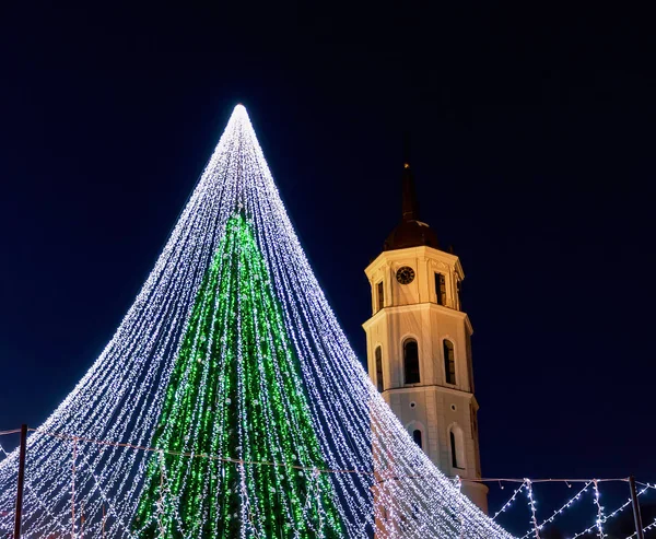 Árbol de Navidad y campanario de la Catedral en Vilna Lituania —  Fotos de Stock