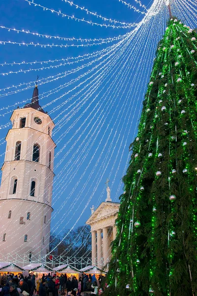 Árbol de Navidad y bazar de Navidad Vilna Adviento Lituania noche —  Fotos de Stock