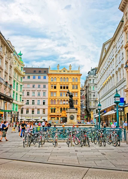 Велосипеды и туристы на улице Грабен в Вене — стоковое фото