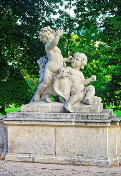Статуя Ангела Путти в парке Бурггартен в Вене — стоковое фото