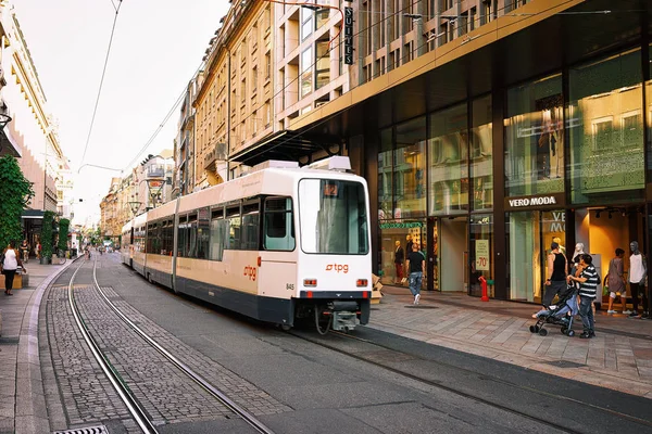 Трамвай на улице в Женеве — стоковое фото