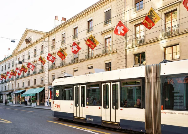 Улица Train Rue Corraterie с флагами Швейцарии в Женеве — стоковое фото