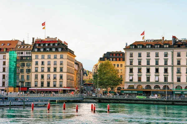 Pont de la Machine Puente sobre el lago de Ginebra en verano — Foto de Stock