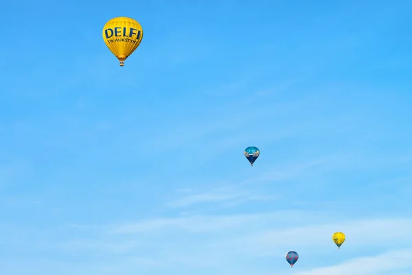 Hot Air balloons flying high in sky — Stock Photo, Image