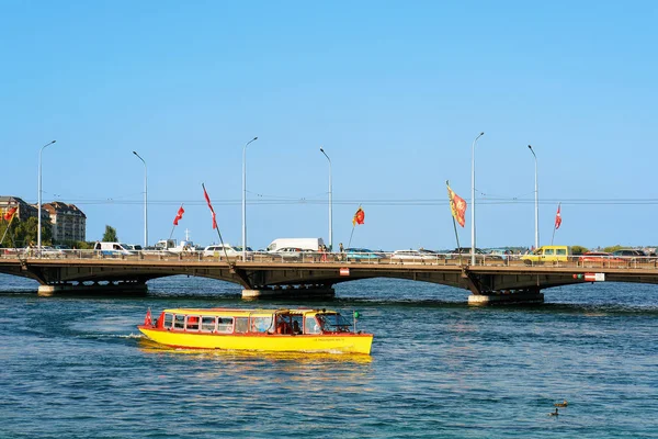 Excursion ferry in Geneva Lake and Bergues bridge with flags — Stock Photo, Image