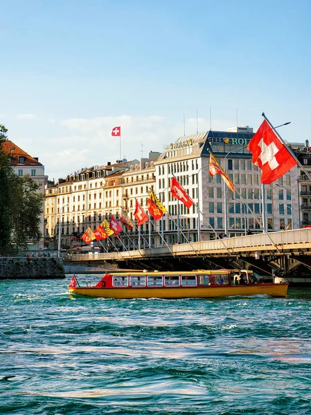 Excursión en ferry en el puente Mont Blanc sobre el lago de Ginebra — Foto de Stock