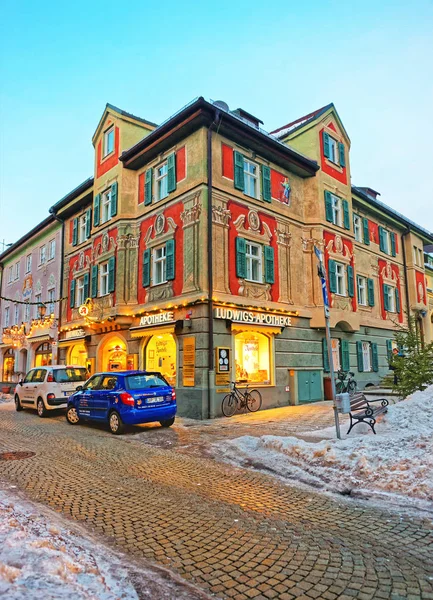 Chalés de estilo bávaro decorados para o Natal em Garmisch Partenkirchen — Fotografia de Stock