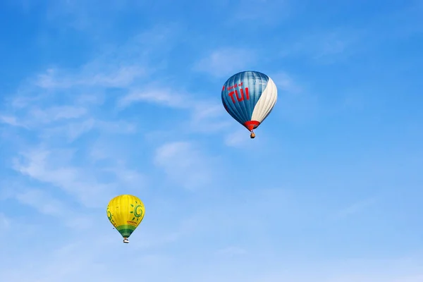 Air ballonger flyger högt i sky — Stockfoto