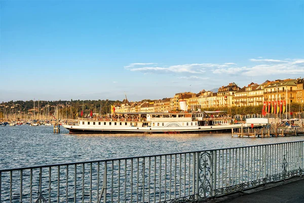 Barca a vapore sul lago di Ginevra vicino argine della Promenade du Lac — Foto Stock