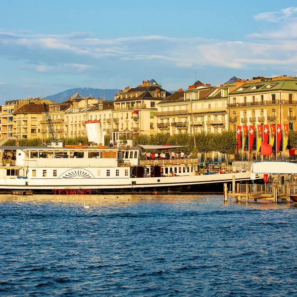 Vapor en Geneva Lake en Promenade du Lac Suiza — Foto de Stock