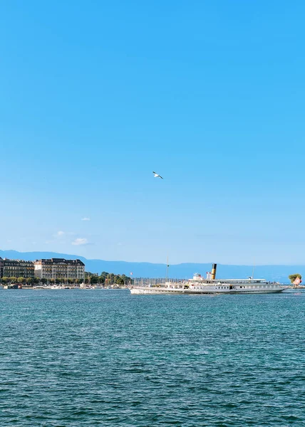 Kapal uap di Danau Jenewa dekat tanggul Promenade du Lac — Stok Foto