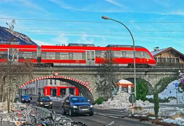 Hochgeschwindigkeitszug fährt auf Brücke in Garmisch-Partenkirchen — Stockfoto