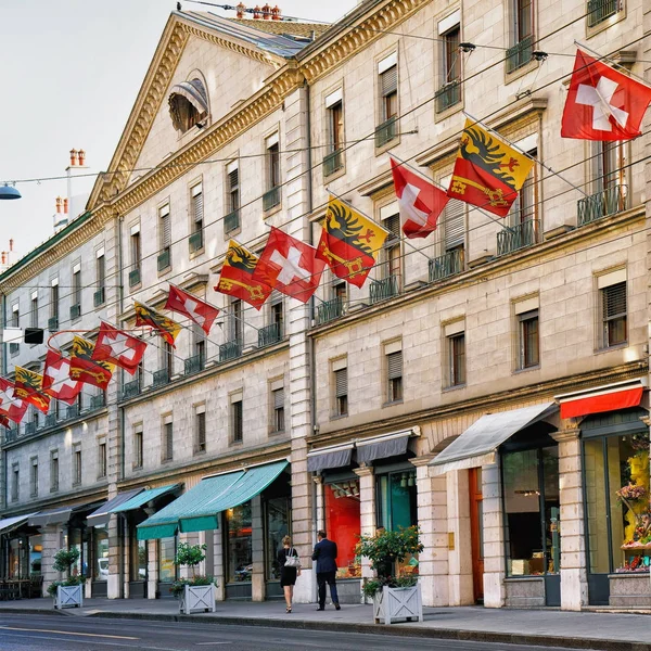 Strasse rue corraterie mit Schweizer Flaggen in Genf — Stockfoto