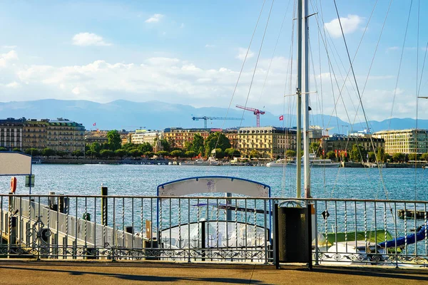 Promenaden på Quai Fleuri på Geneva laken i sommar, — Stockfoto