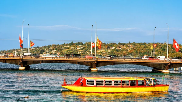 Excursión en ferry por el lago Lemán y el puente Bergues con banderas —  Fotos de Stock