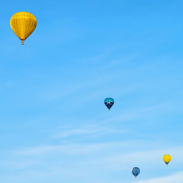 Palloncini aerei colorati che volano in alto nel cielo di Vilnius — Foto Stock