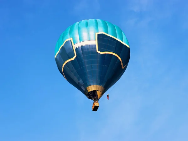 Globo de aire azul volando alto en el cielo Vilnius — Foto de Stock