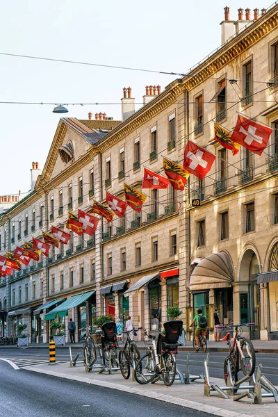 Rue Corraterie Street kerékpárok svájci zászlók Genfben — Stock Fotó