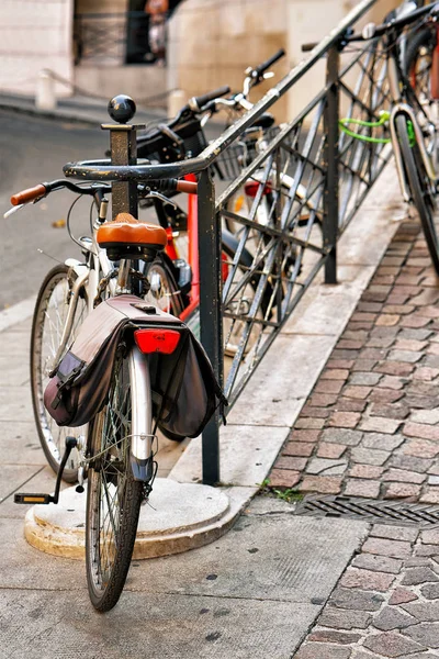 Bicicletas en la calle en Ginebra — Foto de Stock