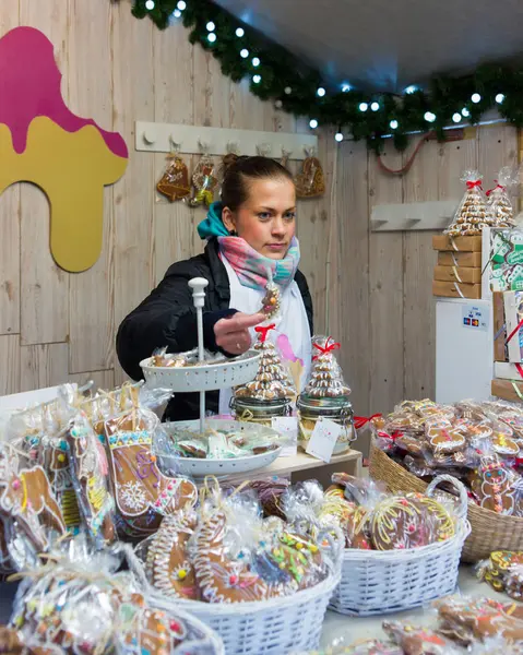 Young girl selling Gingerbread at Vilnius Christmas Market — Stock Photo, Image