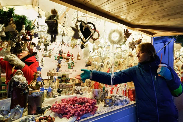 Jovem mulher no balcão no mercado de Natal na Praça da Catedral — Fotografia de Stock