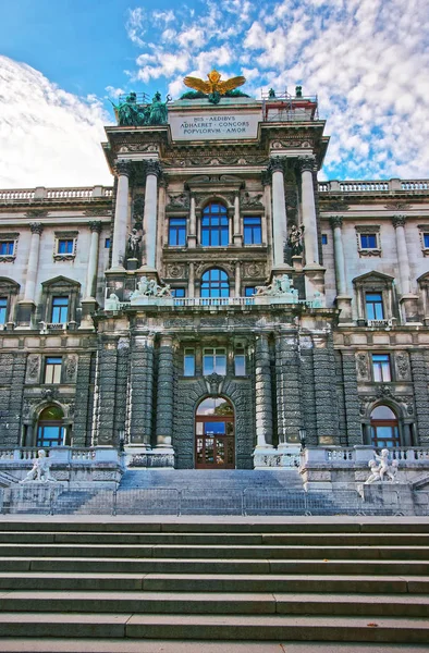 Национальная библиотека дворца Хофбург в Вене — стоковое фото