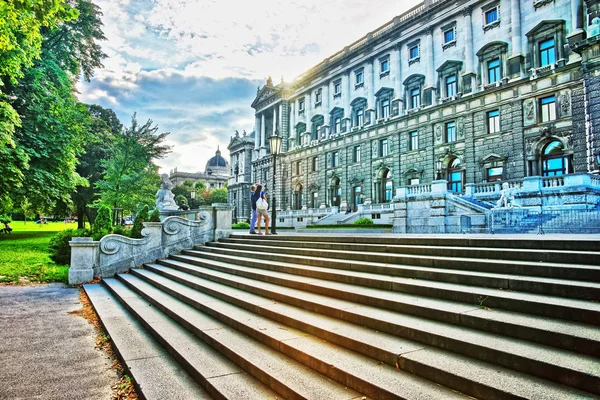 Bejárat a nemzeti könyvtár, a Hofburg palota Bécsben — Stock Fotó