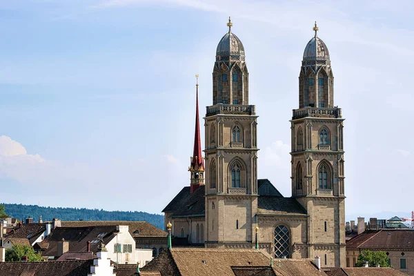 Dvojité věže atrakce Grossmunster církve v Curychu ve Švýcarsku — Stock fotografie